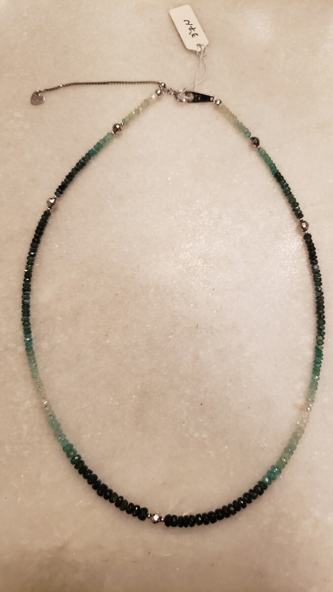 K18WGエメラルドネックレス.ミラーボール 磁気ネックレス.エメラルド 22.00カラット. カラーエメラルドグラディーション拍卖