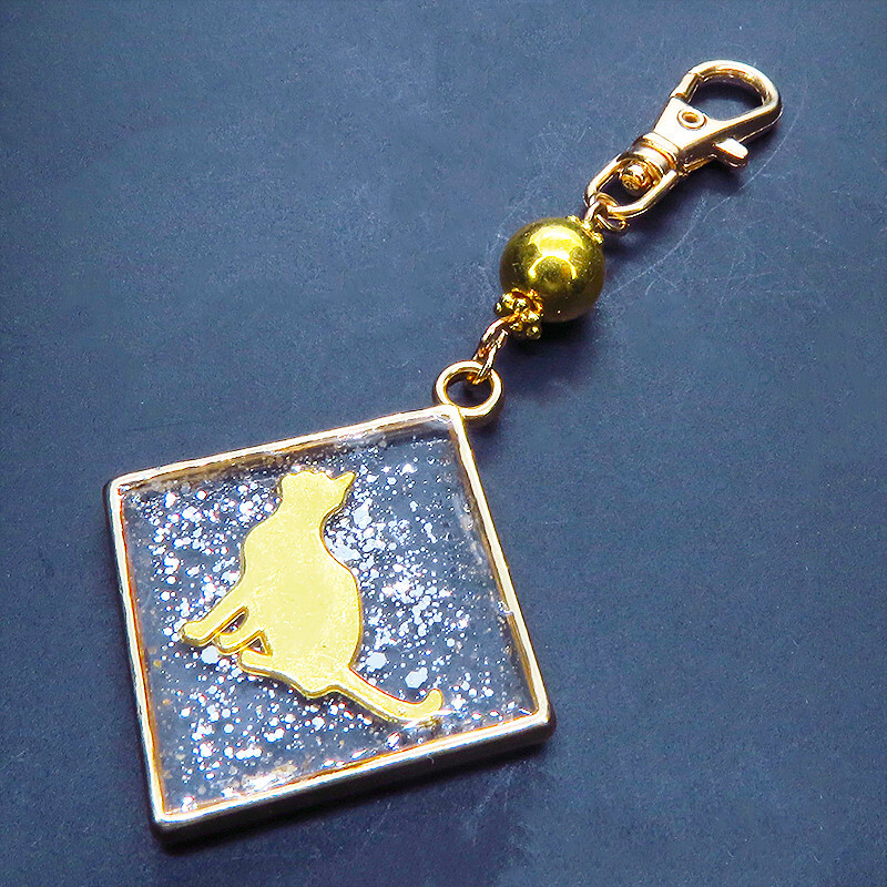 ゴールドカラー お座り猫のスクエア型チャームキーホルダー クリアカラーレジン 金具変更可拍卖