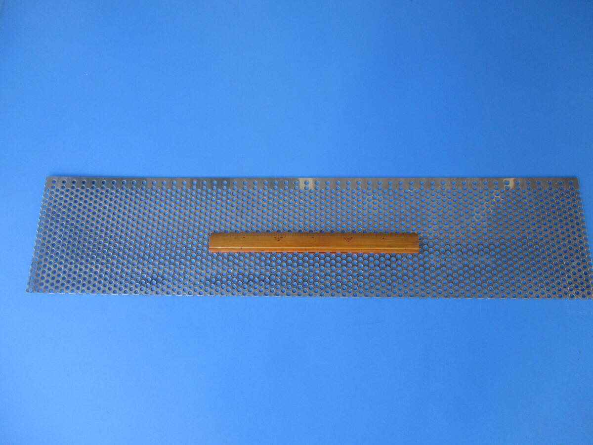 ステンレスパンチングメタル 端材 サイズ 0.8ミリ(?)×190ミリ×2000ミリ 丸穴 穴径5ミリ 1枚¥2000 拍卖