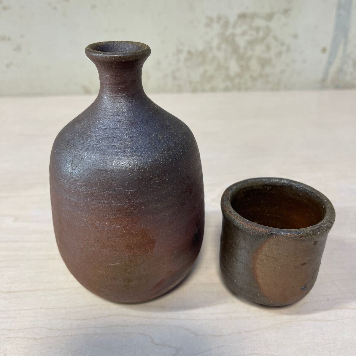 備前焼 徳利 猪口 セット 名入り 徳利サイズ 直径約9㎝ 高さ約14㎝ くち直径約3㎝ 猪口サイズ 直径約5.5㎝ 高さ約6㎝ 22ー9拍卖