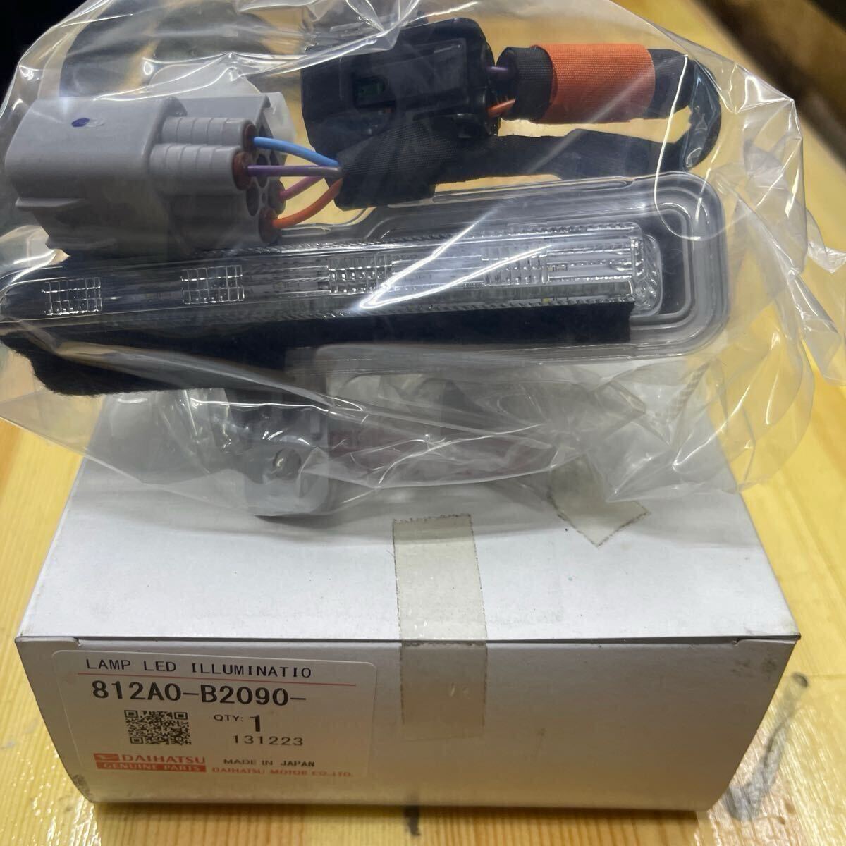 新品未使用品 ダイハツ LA650S LA660S タント カスタム 純正 LED デイライト ランプ TOKAIDENSO 22604 812A0-B2090 右拍卖