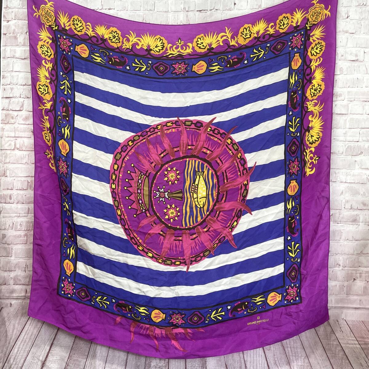 BRUNO PIATTELLI ブルーノピアッテリ スカーフ バンダナ パープル×ブルー×イエロー ストライプ 魚 貝 チェーン エレガント シルク100%拍卖