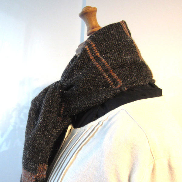 美品 銀糸の入ったニットマフラー チャコール拍卖