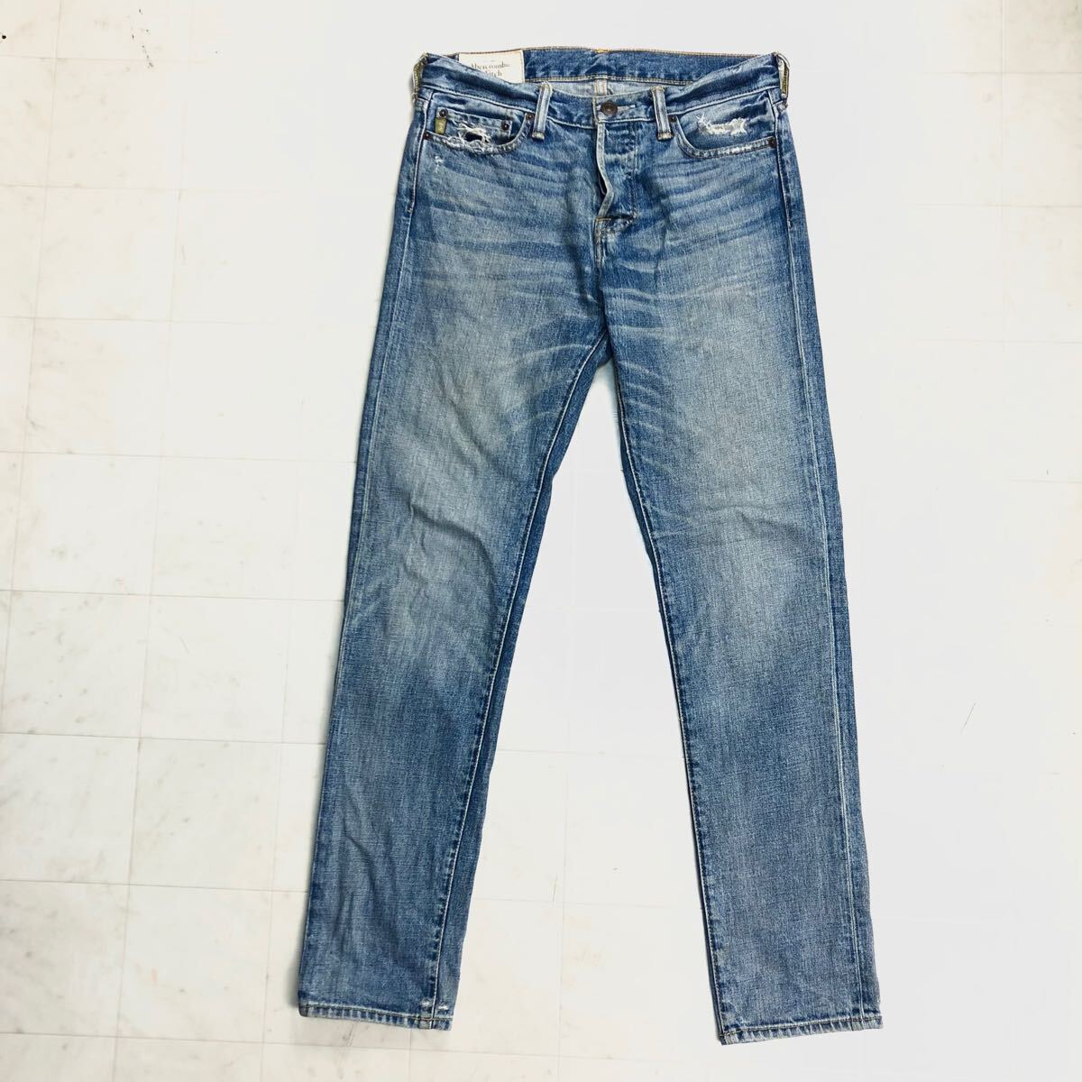 【人気】Abercrombie&Fitch アバクロ クラシックテーパードジーンズ デニムパンツ 男性用 メンズ 30インチ ユーズド加工 LK-3拍卖