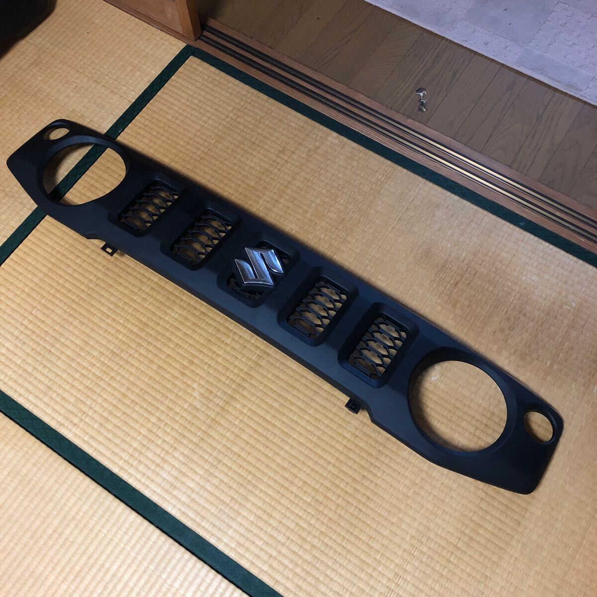 【兵庫神戸三田】 新車外し ジムニー純正 フロントグリル JB64W拍卖