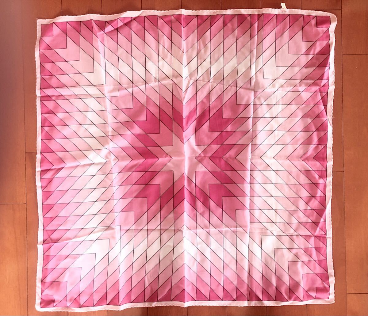 イタリアミラノヴィンテージショップ購入大判スカーフピンク系テキスタイル柄75×75cm♪たぶんポリエステル拍卖