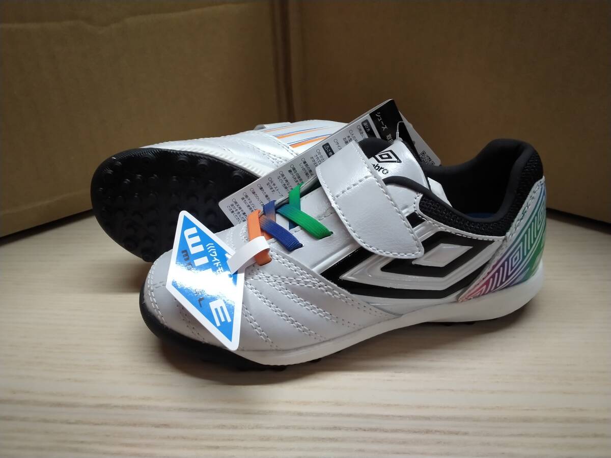 アンブロ UMBRO ジュニアシューズ キッズシューズ トレーニングシューズ 「アクセレイター SB Jr 」UF4FCFT5J WHBK 17,0cm拍卖