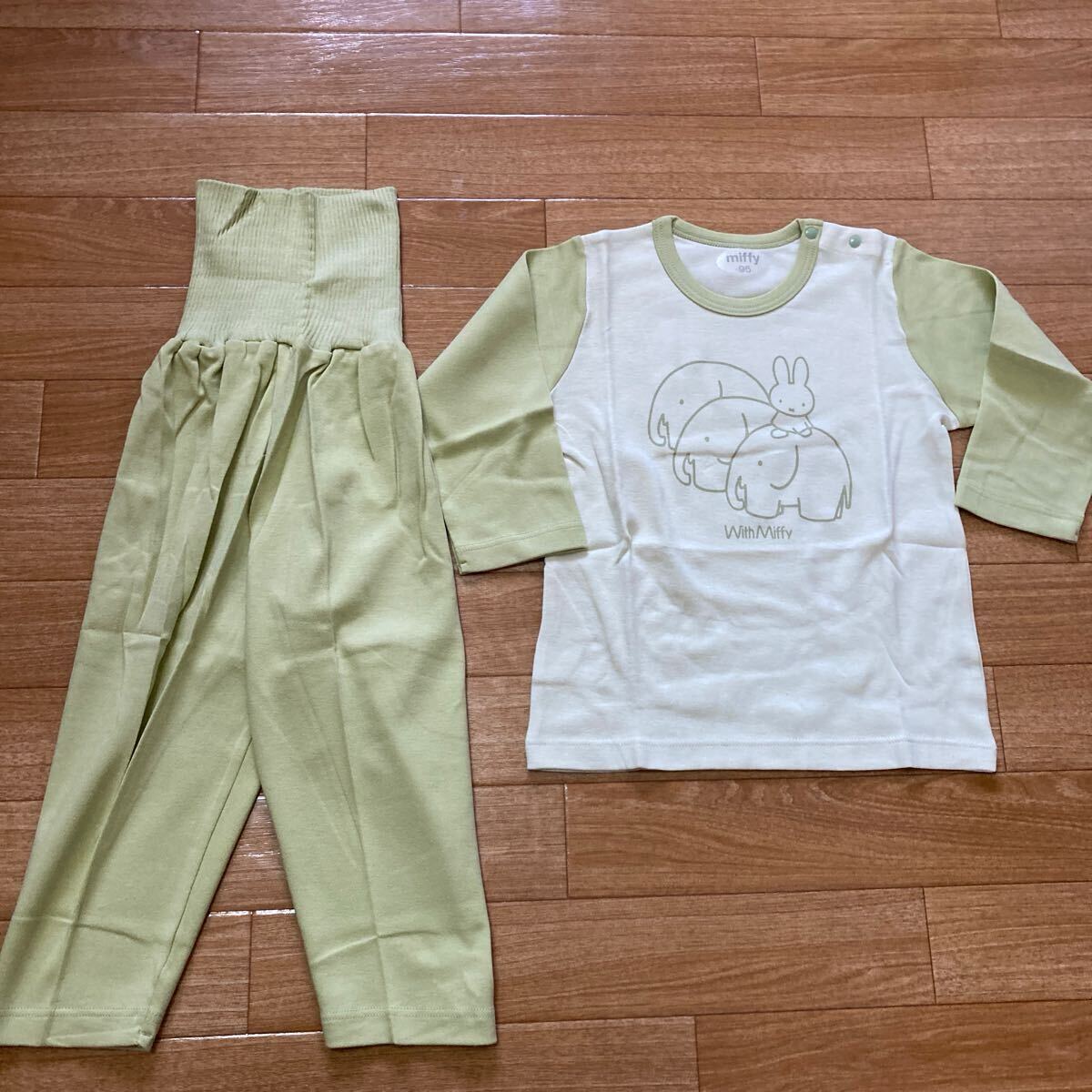 95サイズmiffy長袖パジャマ未使用☆薄手生地☆拍卖