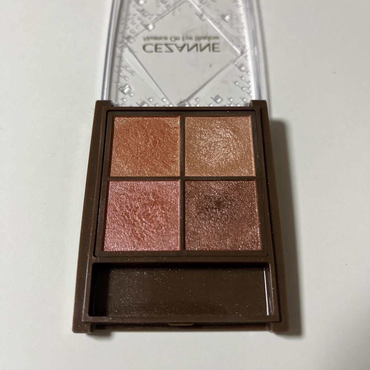 セザンヌ・ニュアンスオンアイシャドウ・01 ウォームコーラル:愛らしいピンクとすっきりしたオレンジが生み出 すコーラル 定価748円拍卖