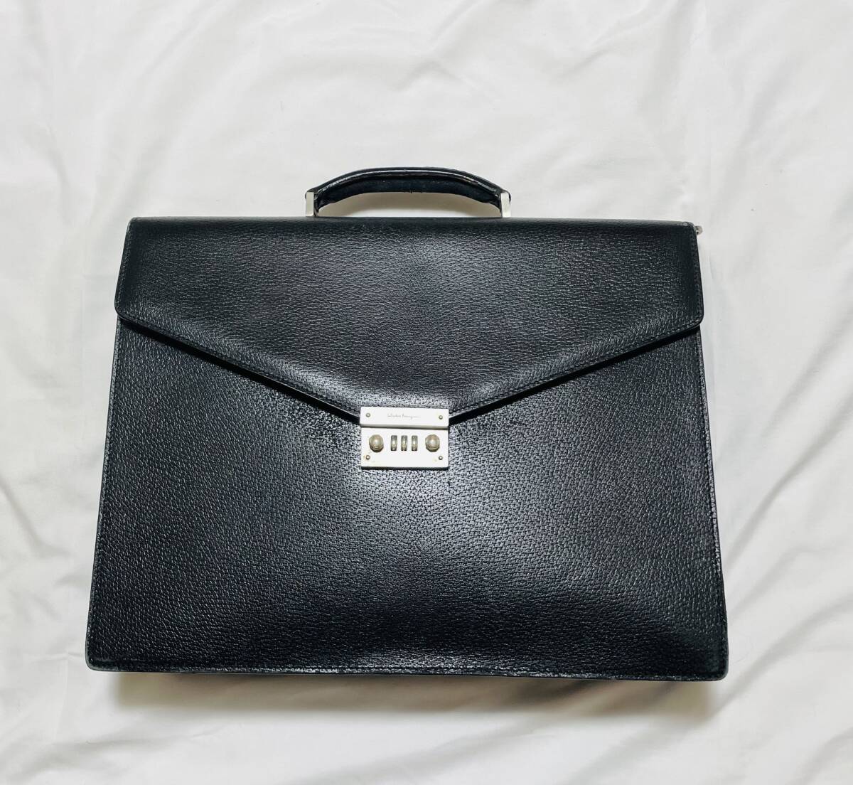 イタリア製 Salvatore Ferragamo フェラガモ ロゴ ダイヤルロック ビジネスバッグ ブリーフケース メンズ FB-24 1008 ブラック 黒 A4入り 拍卖