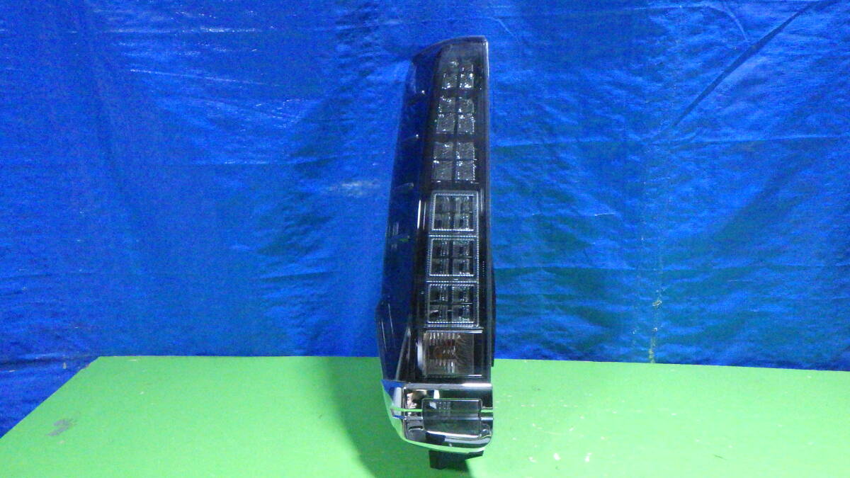 70117-8 ヴォクシー ZRR80 前期 リア 左 テール ランプ コイト/28-232 純正 中古 棚22拍卖