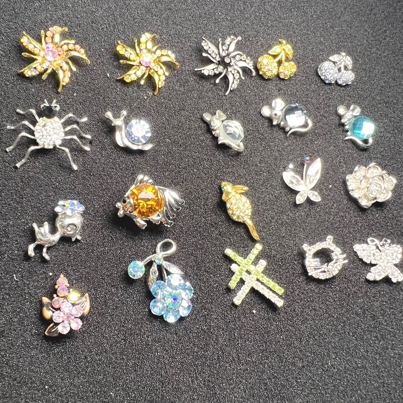 大量 ピンブローチ 20個セット スワロフスキークリスタル コンポーネント使用 クロス 蜘蛛 花 チェリー 金魚 カタツムリ マウス等【C】拍卖