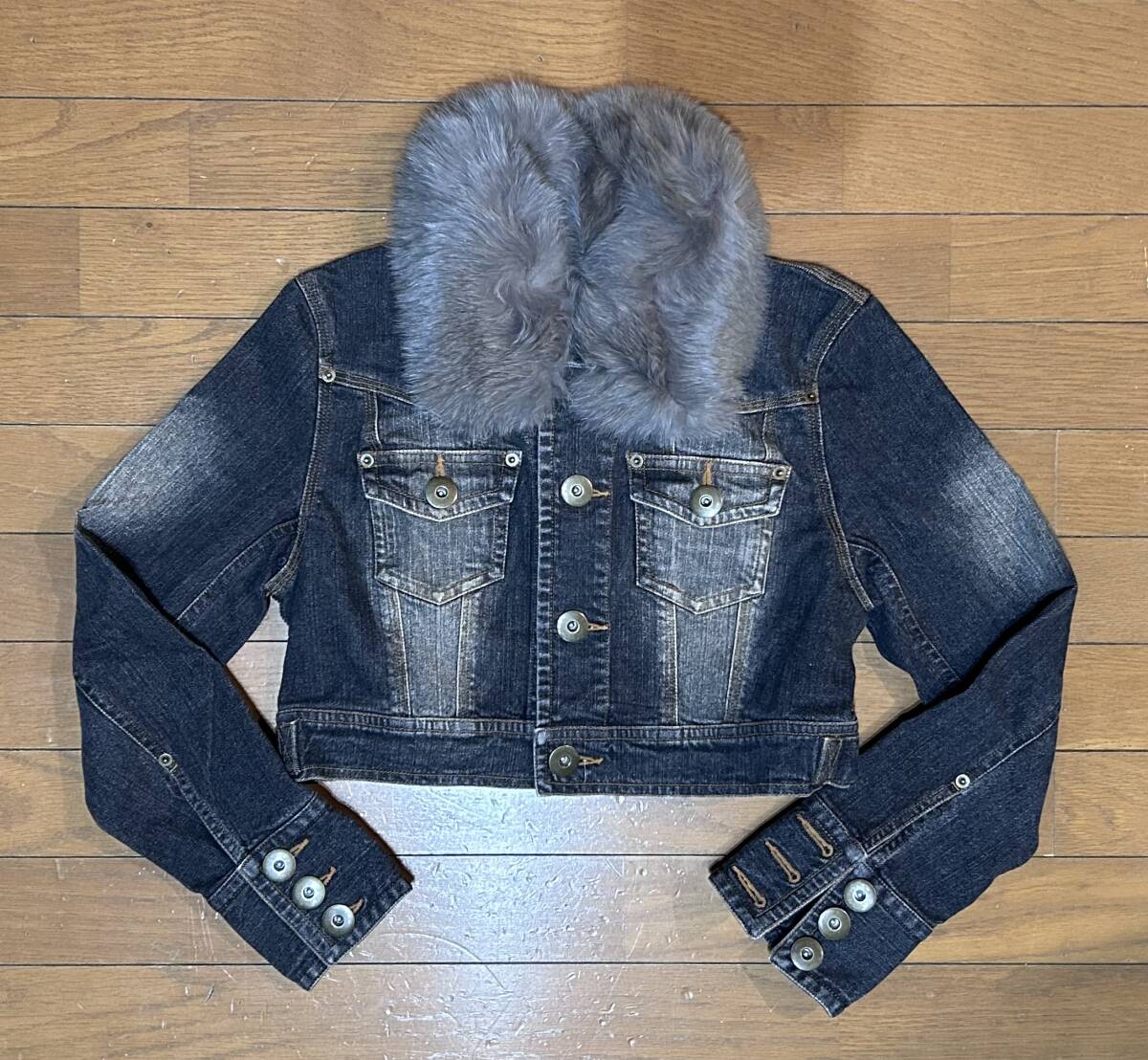 フォックスファー襟付きクロップドデニムジャケット拍卖