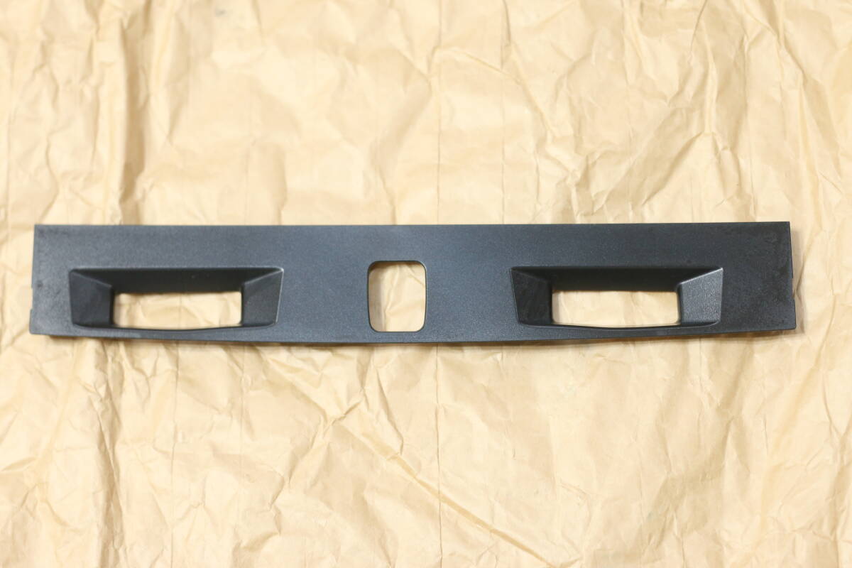 210 クラウン ラゲージコンパートメントドアガーニッシュアウトサイドNO.2 76812-30040 GRS210 GRS211 GRS214 AWS211 AWS210 アスリート拍卖