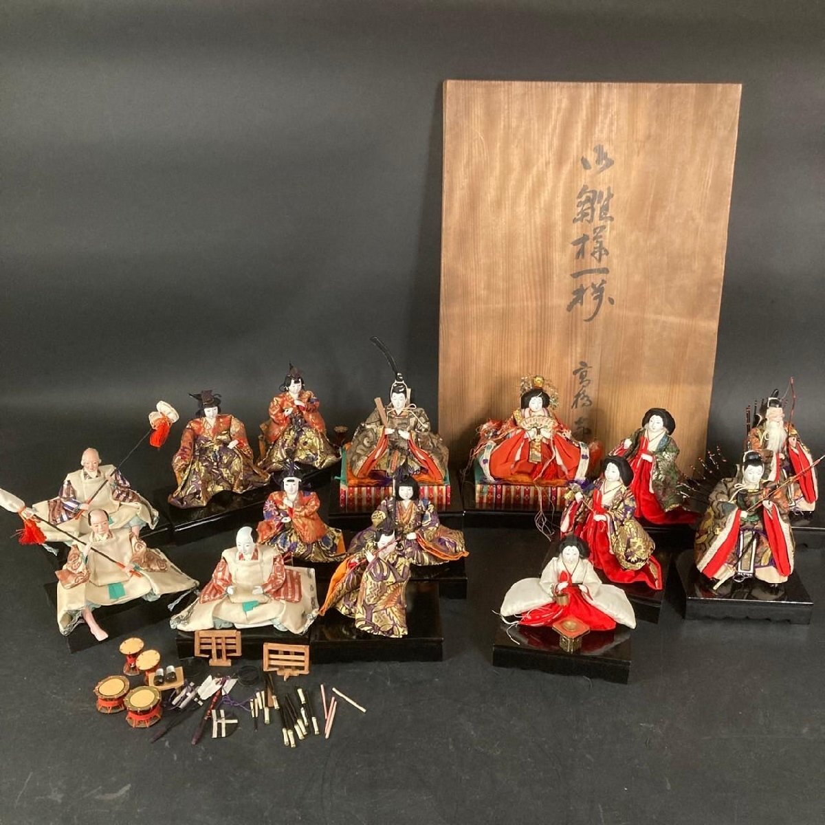 SW0121-4-7 お雛様一式 木箱有 骨董品 インテリア 伝統工芸 置物 時代物 五人囃子 三人官女 道具 21.5×15×27㎝ 160サイズ拍卖