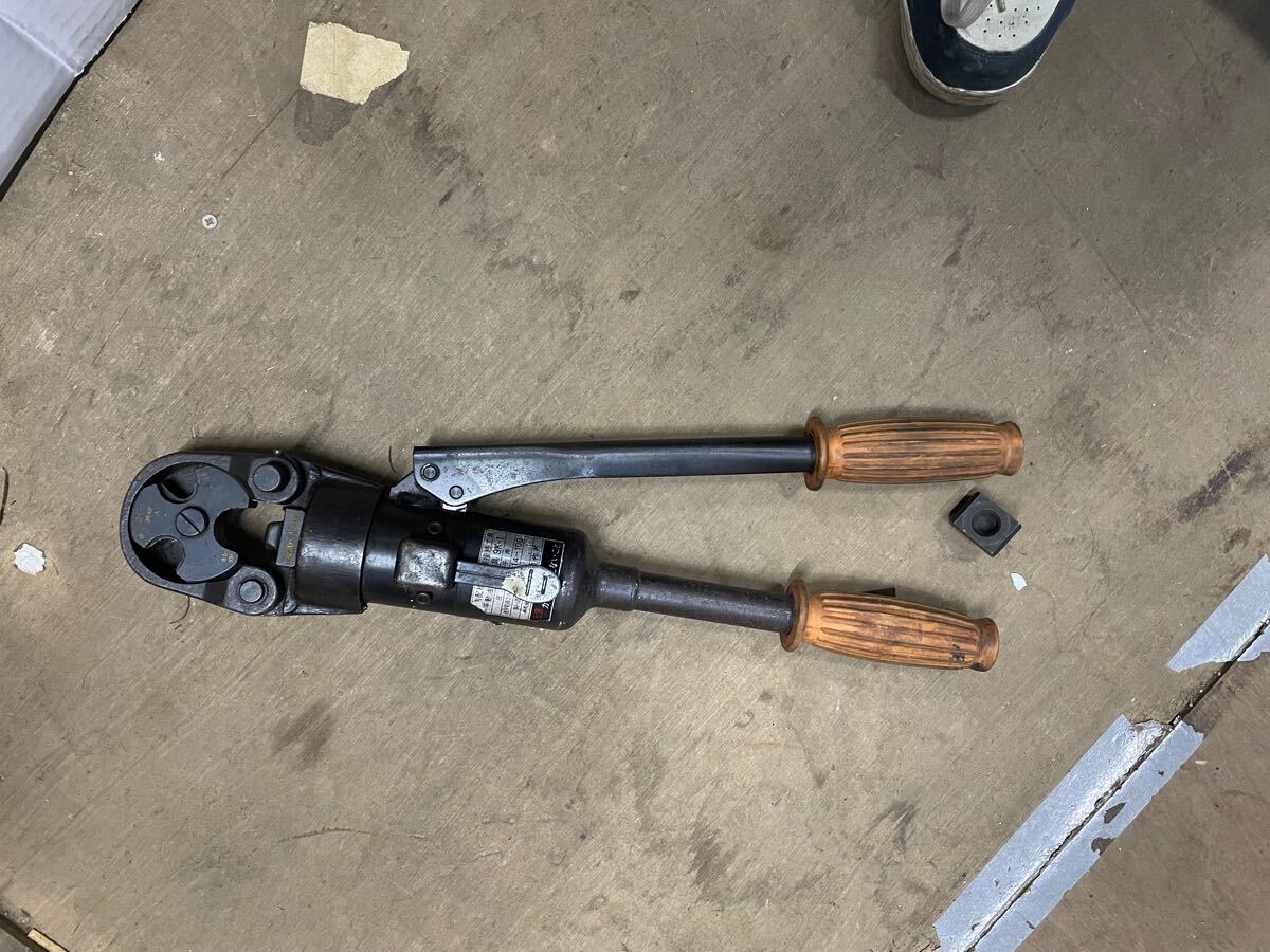 refle0 【現状品】IZUMI 手動油圧式圧着工具 泉精器 イズミ 9K-1 屋内配線用電線接続工具 電工 圧着工具 ケースなし ジャンク 本体のみ拍卖