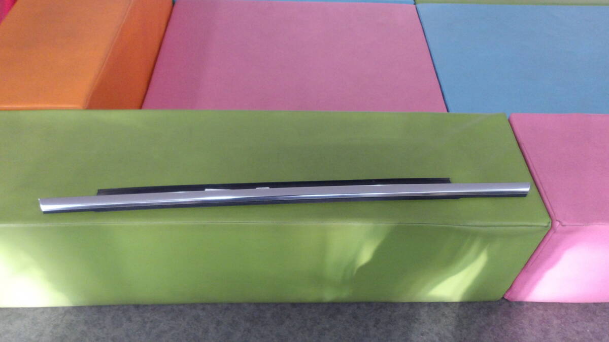 AUDIアウディA3純正リアドア右ベルトモール右側8V5853764 C2ZZベルトラインモール リヤドア メッキ水切りモール即決即日発送可能!!拍卖