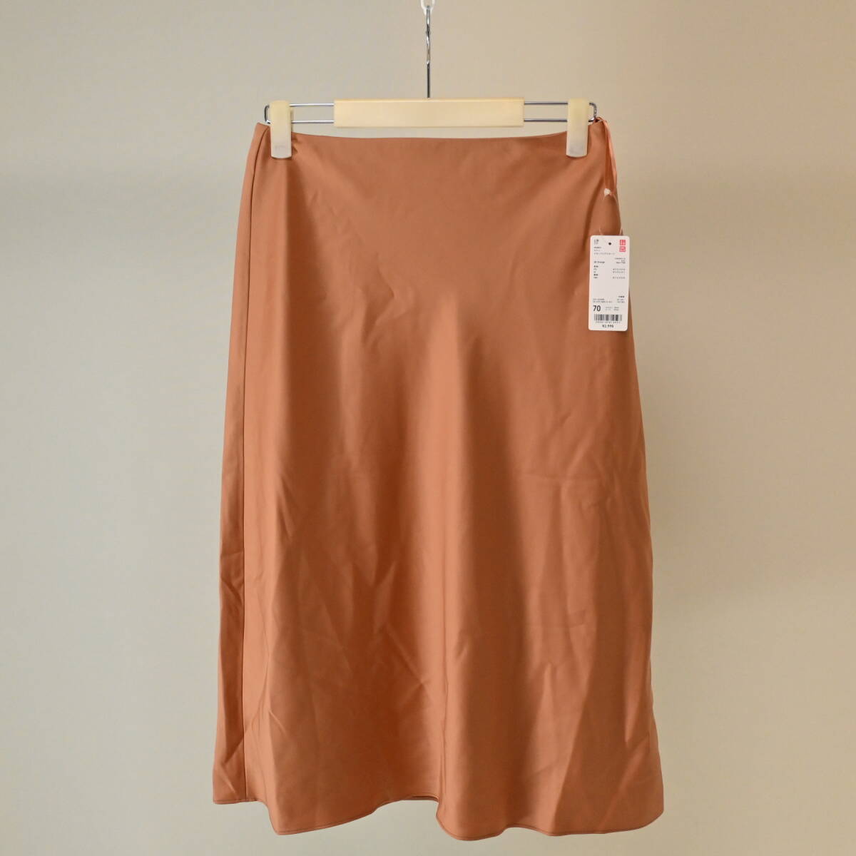 U1 新品 W70H97 ユニクロ サテンナローフレアスカート オレンジ拍卖