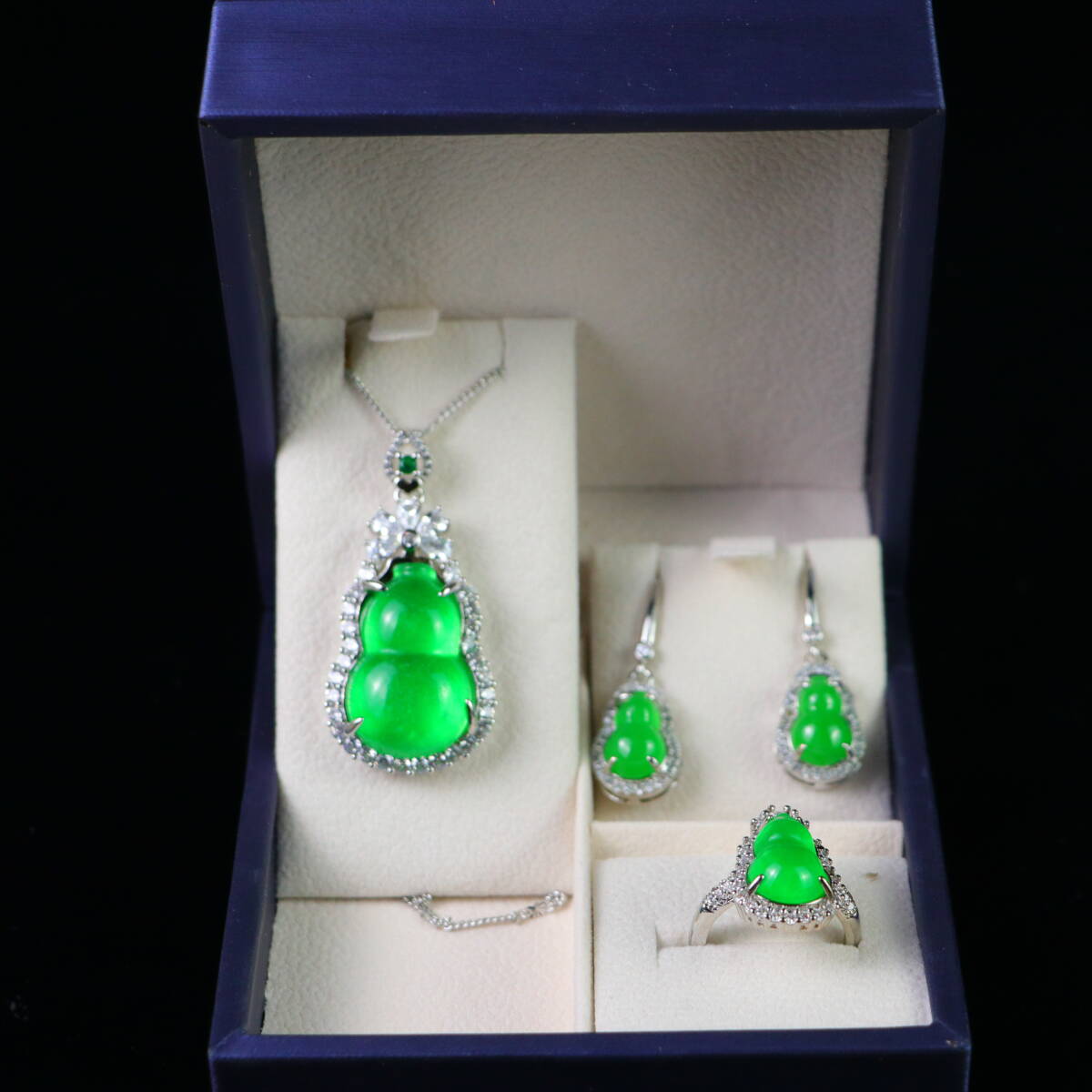 『清・宮廷御製・古高冰綠宝石彫・綠寶石葫芦項鏈指環耳環・套裝・箱付』極細工・東洋彫刻・骨董品・古賞物・中国古玩・中国古美術拍卖