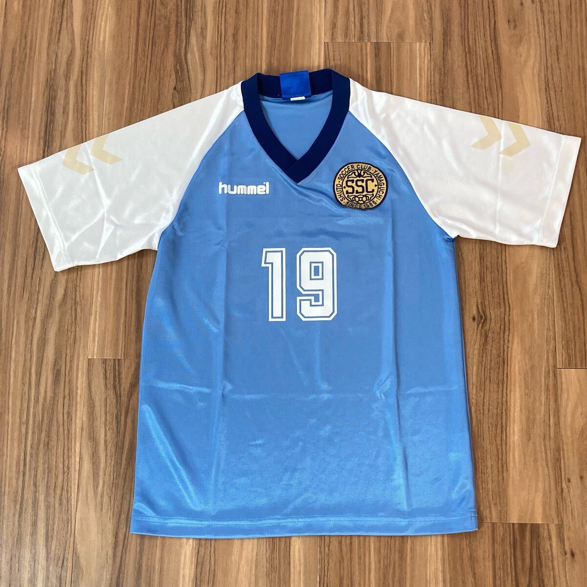 YT2806 hummel ヒュンメル 半袖Tシャツ サイズ140 サッカー ユニフォーム 練習着 ゲームシャツ ライトブルー×ホワイト Vネック ワッペン 拍卖