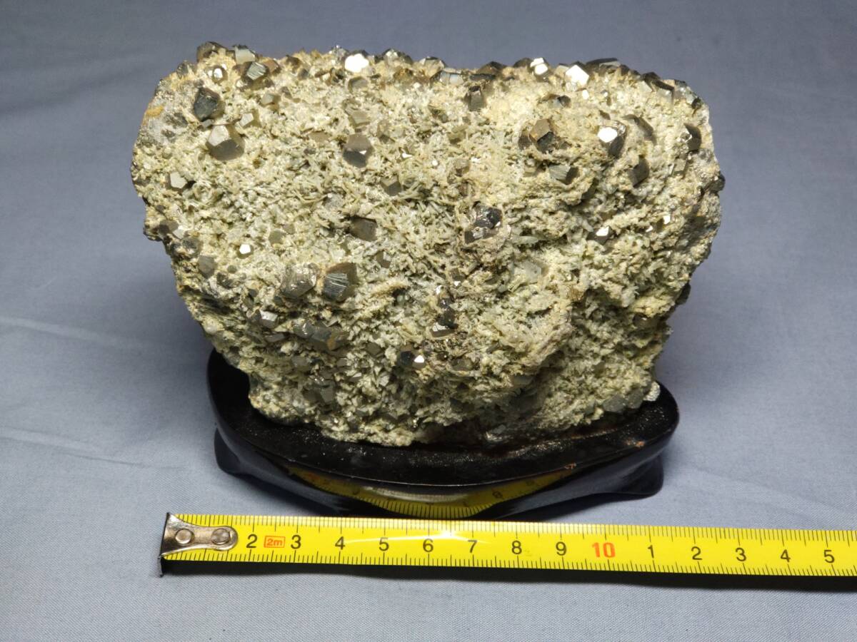 〇②黄鉄鉱、水晶共生 パワーストーン 天然石 鉱石 台座付 重さ900g 黄鉄鉱は台座から離れません〇中古品拍卖