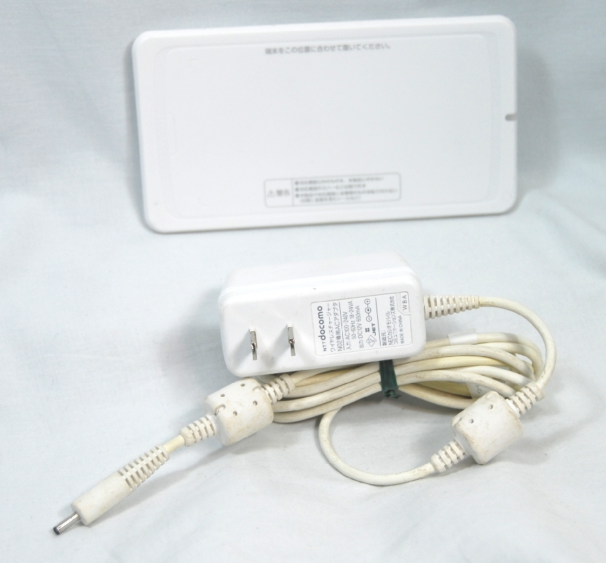 ■NTT docomo ワイヤレスチャージャー NO 02♪WBA◆ACアダプタ付き/12.0V 650mA◆中古拍卖