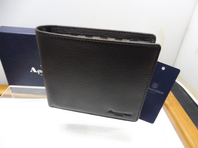 25格安 新品アクアスキュータム ★鹿皮 焦げ茶二つ折財布ー小銭入れー内‐、格子柄 箱拍卖