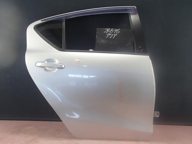 アクア  NHP10 リヤ右ドア  1F7 67003-52460拍卖
