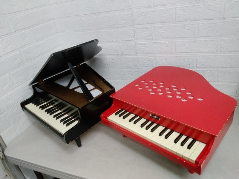 KAWAI カワイ ミニピアノ 2台 まとめて レッド 赤 ブラック 黒 ピアノ 32鍵盤 レトロ グランドピアノ拍卖