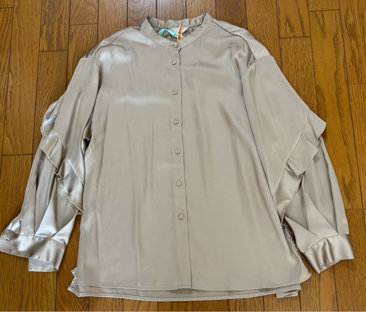 光沢ある長袖ブラウス、袖にフリル、Lサイズ、光沢のあるベージュ色、ノーカラー(襟なし)、ポリエステル100%、used、クリーニング店仕上げ拍卖