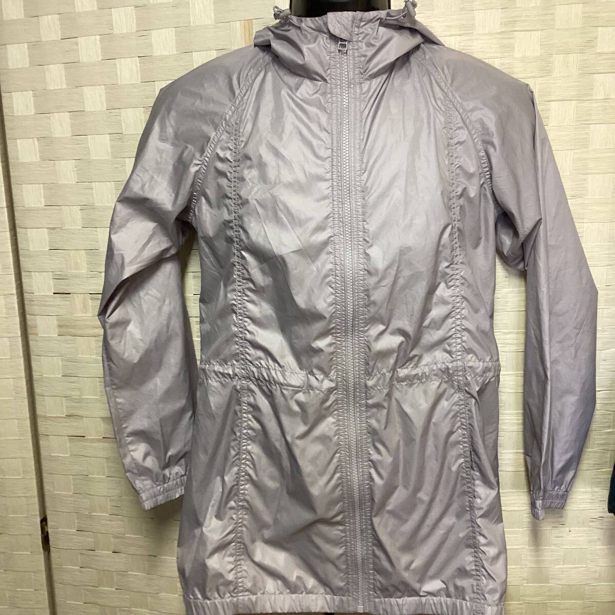 フード付き UNIQLO 薄手 ナイロンパーカー Sサイズ ライトグレー(せ9拍卖