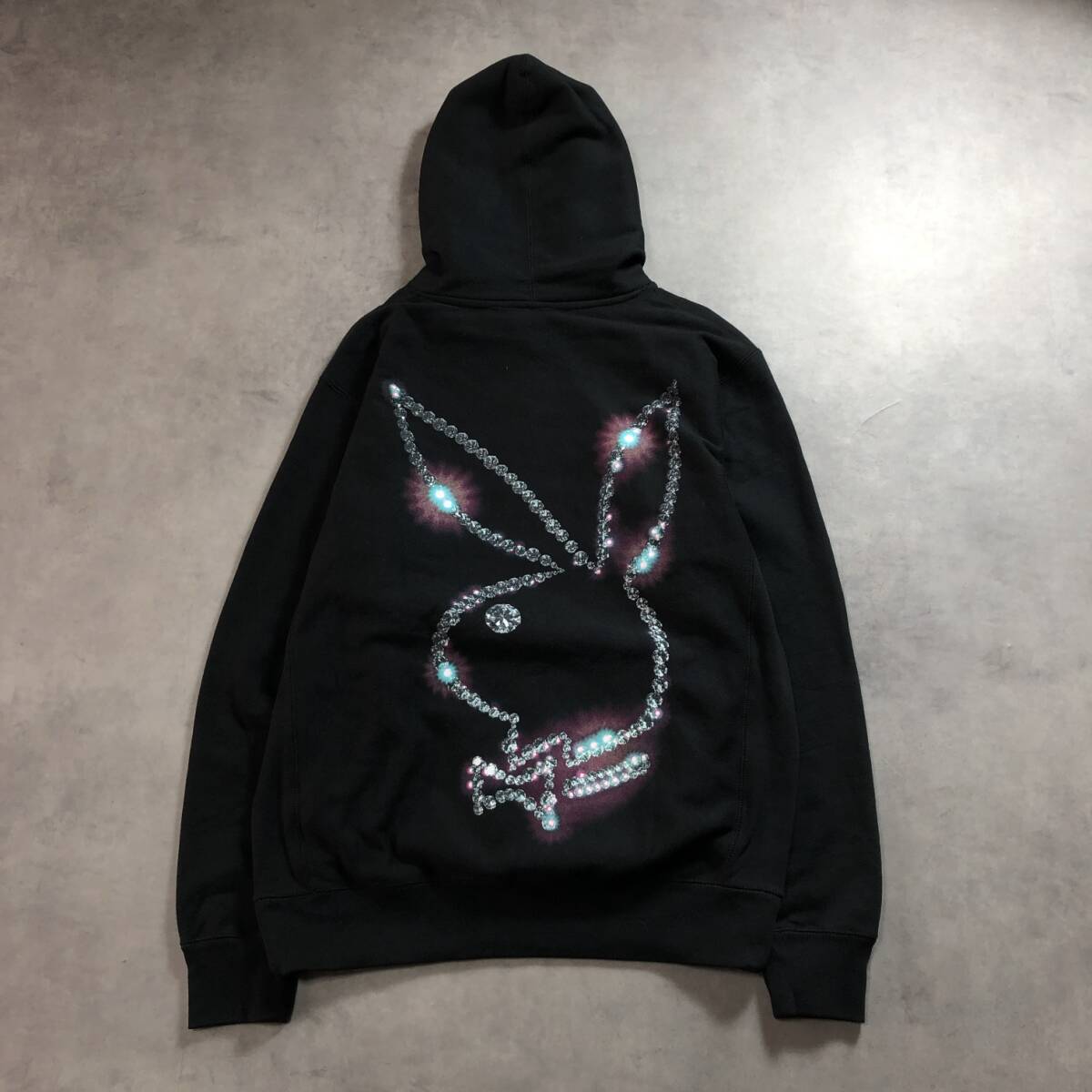GQ1438◇PLEASURES : PLAYBOY ICY HOODIE◇L◇黒 プレジャーズ プレイボーイ アイスロゴ スウェットプルオーバーパーカー 拍卖