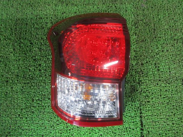 カローラフィールダー DBA-NZE161G 左テールランプ 81561-13740 コイト 13-102 /42173拍卖
