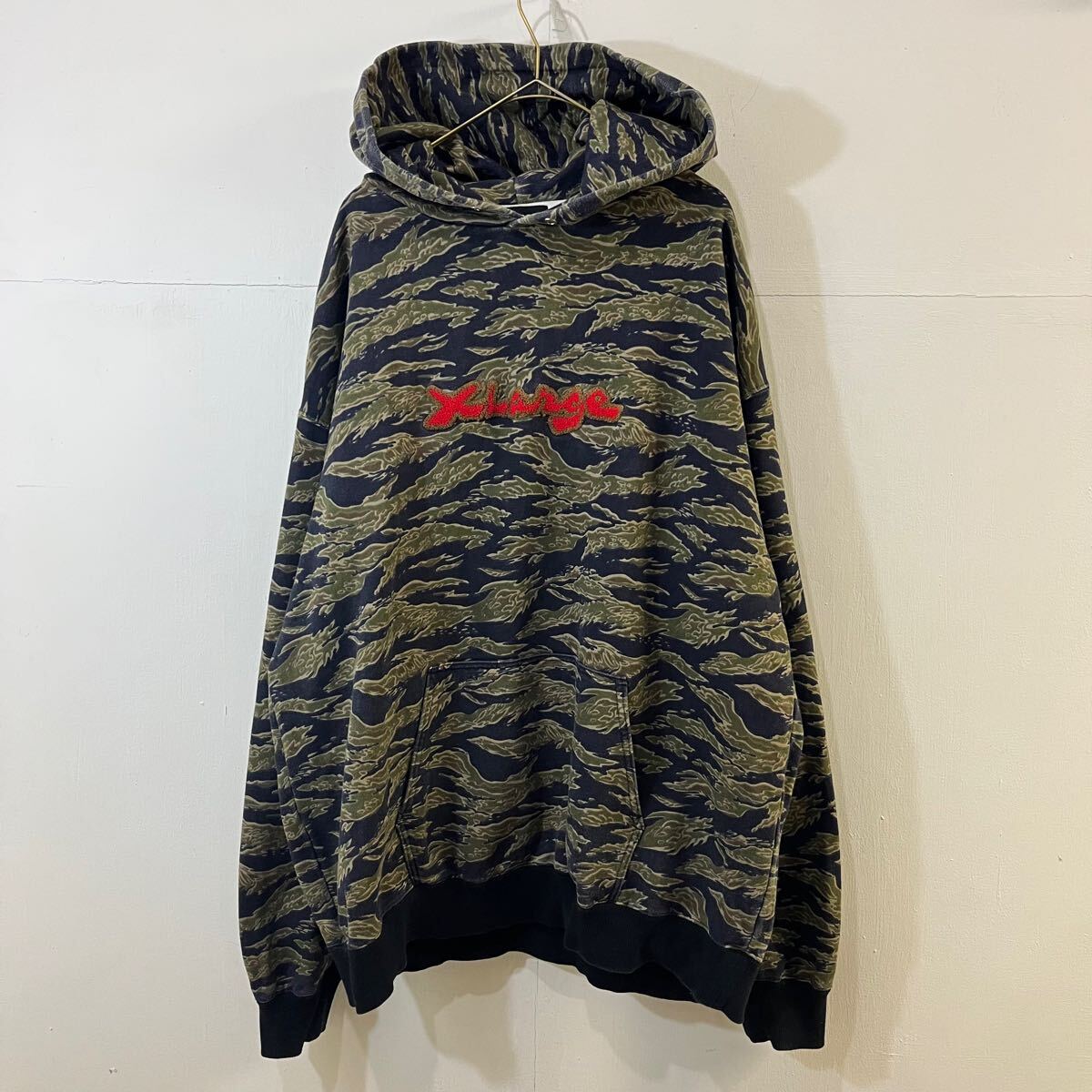 XLARGE プルオーバーパーカー 総柄 カモフラ柄 迷彩柄 フロントロゴ フード カンガルーポケット エクストララージ【送料一律/同梱可能】Q拍卖