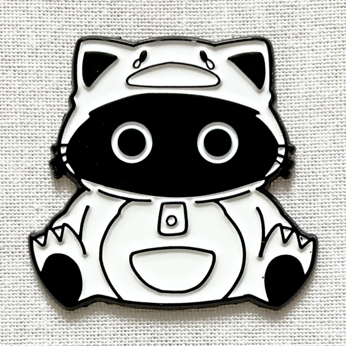 ロンパースを着た黒猫 お座りネコ 着ぐるみ コスプレ◆ピンバッジ ピンズ バッチ ブローチ◆かわいいニャンコ いたずらクロネコ拍卖