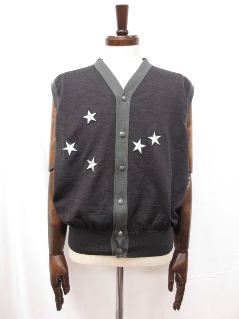 アーカイブ 超美品 【ジャンニヴェルサーチ】 スターパッチ フロントボタン ハイゲージ ニットベスト ジレ (メンズ)size50 グレー◯5MN5576拍卖
