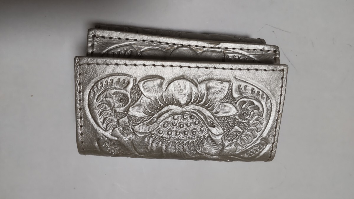 美品 carving tribes カ―ビング・トライブス ハンドメイド 女性用三つ折り財布・小銭入れあり 本革・彫花 シルバー 送料無料拍卖