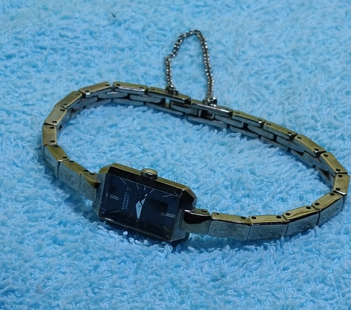 稼働品 キャサリンハムネット レディース クウォーツ アナログ 2針 文字盤黒 腕時計 USED品 拍卖