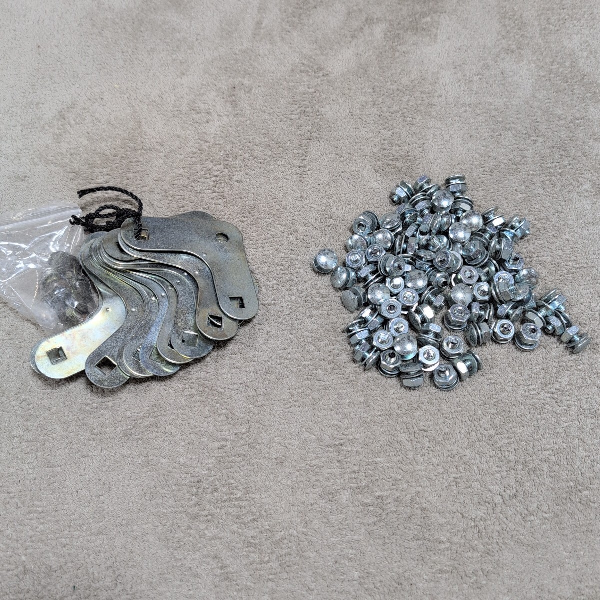 ジャンク品/長期保管品/中古品/メーカー不明/アングルフック/スケール棚用/角根丸頭ボルト/全ネジM6×12/ナットW付き/65本セット拍卖