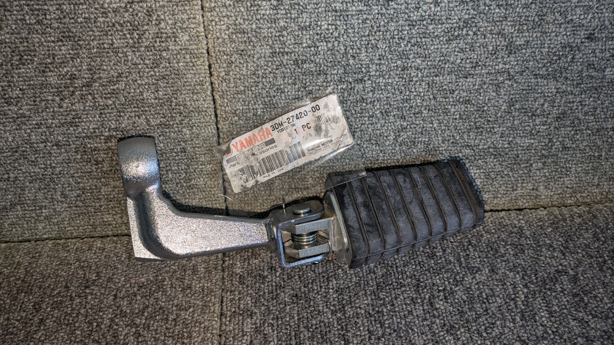 未使用 YAMAHA ビラーゴXV250 フロントフートレスト ライト 3DM-27420-00 右側フットレストバー拍卖
