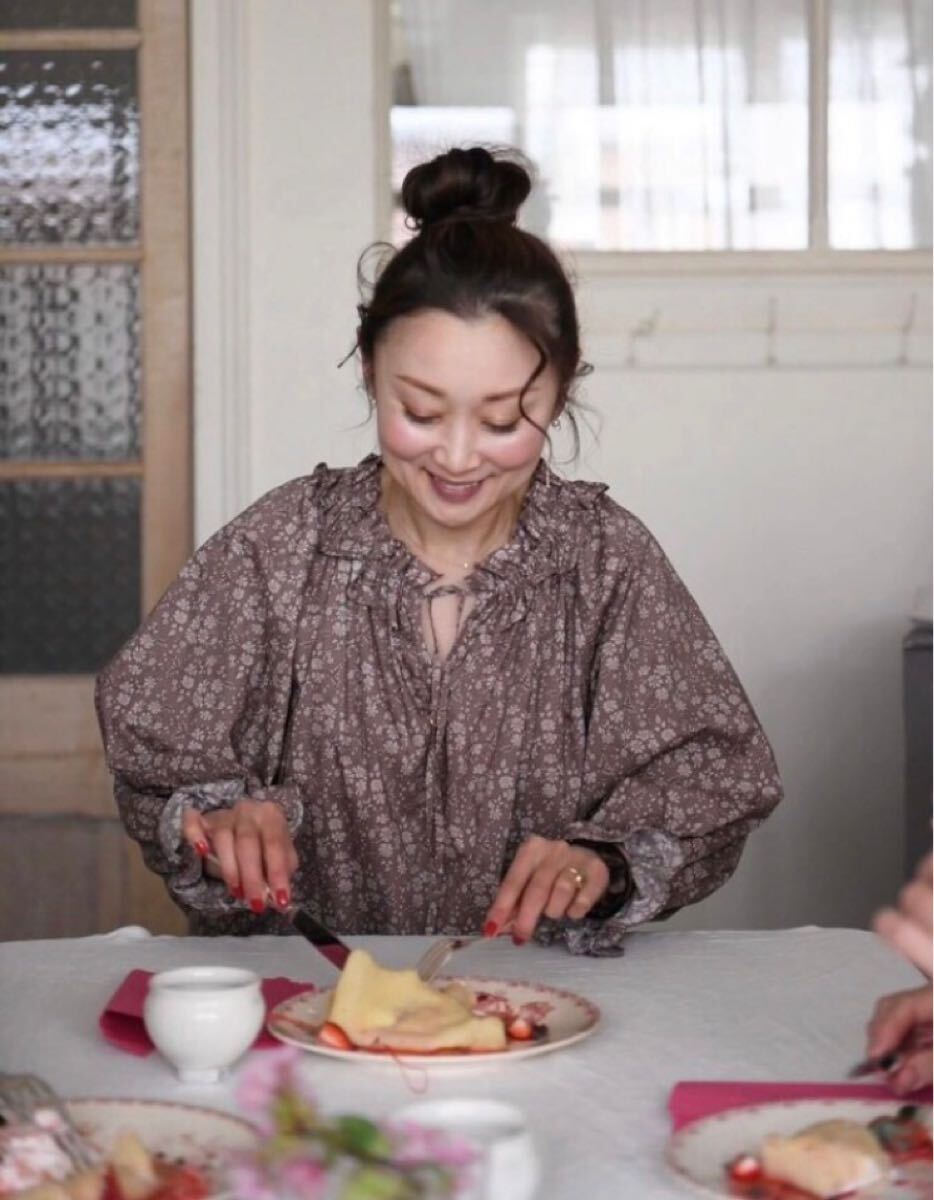 Hug O War ハグオーワー カペルpt.フリルネックリボンブラウス リバティプリント タナローン 雅姫拍卖