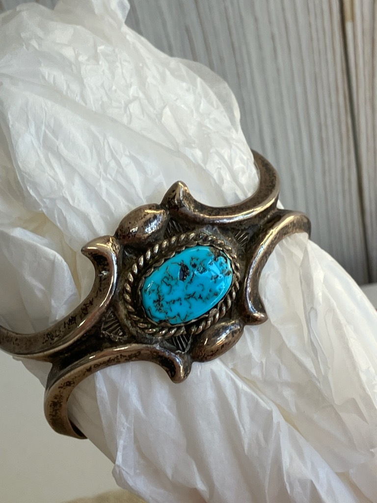 ナバホ ターコイズバングル 70s インディアンジュエリー ハイグレードキングマン サンドキャスト ヴィンテージバングル拍卖