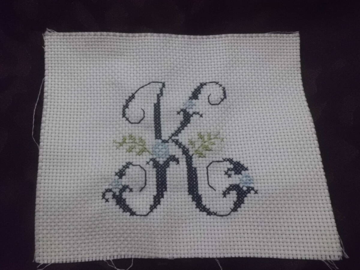 ハンドメイド クロスステッチ 完成品 イニシャルK 紺 刺しゅう 刺繍拍卖