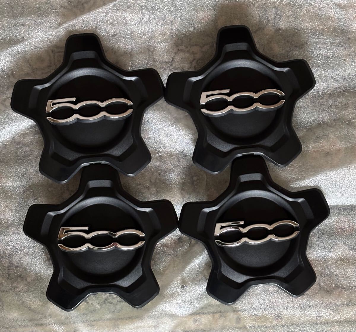 フィアット 500Xセンターキャプ ブラックの星形デザインのホイールキャップ4個セット。拍卖