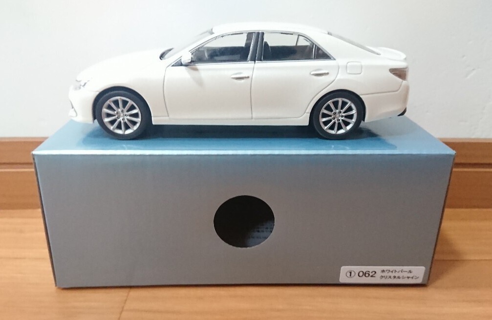 トヨタマークX 1/30 カラーサンプルミニカー ホワイトパールクリスタルシャイン 未使用箱付拍卖