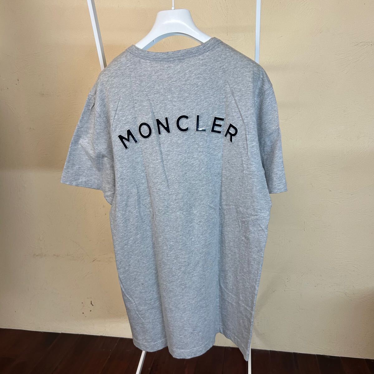 【美品】MONCLER モンクレールラバーワッペンレタリング 半袖TシャツグレーM拍卖