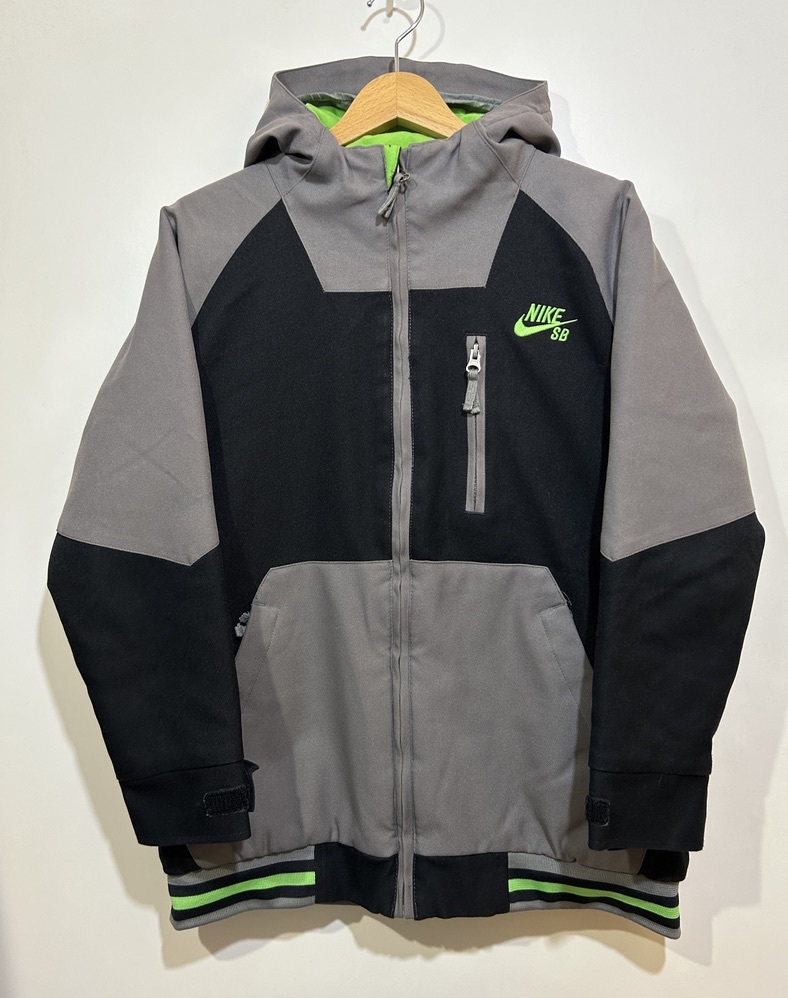 ● NIKE SB キッズ SKATEBOADING 中綿 ジャケット アウター 140-152cm 10-12years 黒 ブラック グレー 蛍光緑 裏地モノクロ迷彩拍卖