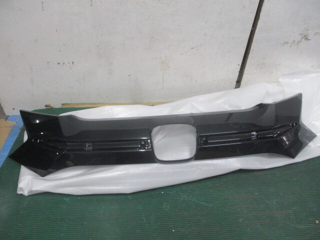 ホンダ ヴェゼル DBA-RU1 ラジエターグリルモール 71122-T7A-000拍卖