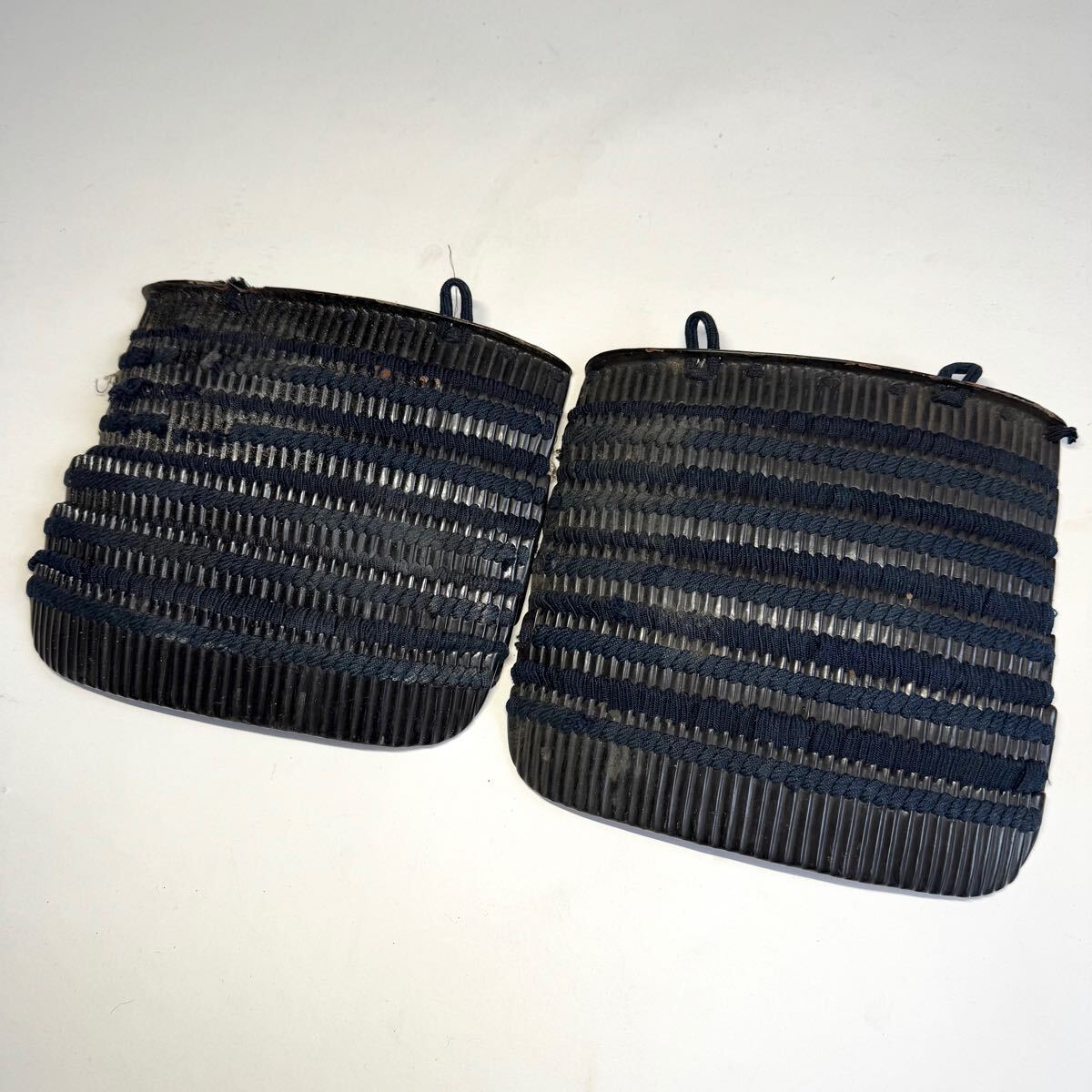 江戸期 甲冑 袖 一双 鉄黒漆塗六段 重厚造 時代本歌 鎧 兜 具足 時代武具 鎧部品拍卖