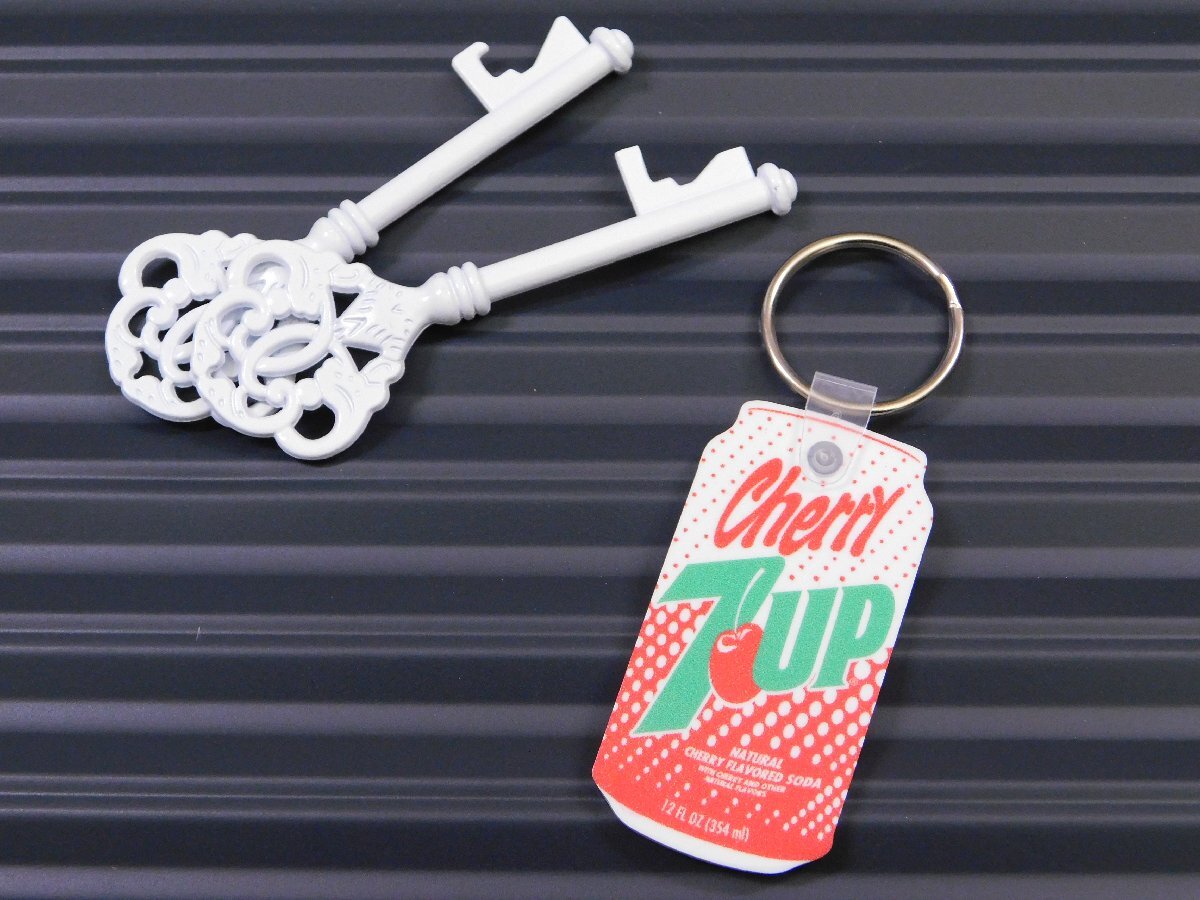 ◆送料\110◆【7UP・セブンアップ】※《缶型チェリー・ラバーキーホルダー》 89~95年代ロゴ アメリカン雑貨 キーリング拍卖